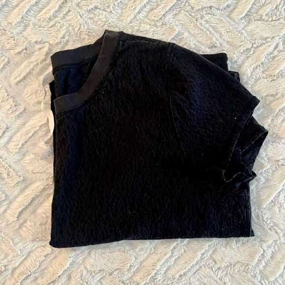 Short sleeve lululemon shirt - Picture 2 of 3